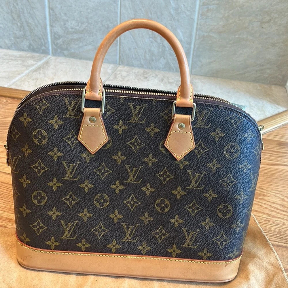Gorgeous Louis Vuitton Alma PM bag